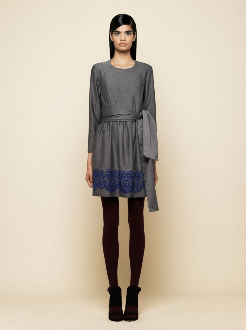 vestido de fiesta baby doll gris bordado azul para invitada boda monica cordera